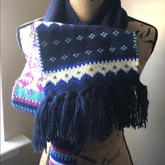 Old Navy fringed winter scarf - Picture 2 of 7